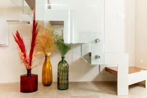 Shower, hair dryer, bidet, towels