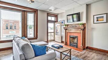 Smart TV, chimenea y estéreo