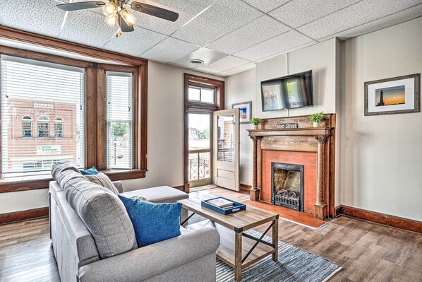 Smart TV, fireplace, stereo