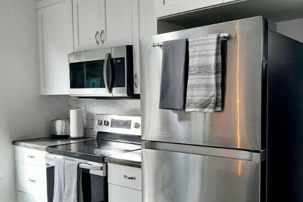 Een koelkast, een microgolfoven, een oven, een kookplaat