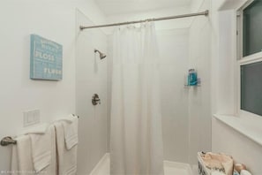 Dusche, Haartrockner, Handtücher, Seife