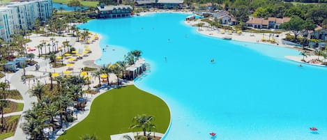 Una piscina al aire libre, una piscina climatizada