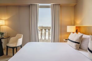 Premier-Zimmer, Stadtblick | 1 Schlafzimmer, Minibar, Zimmersafe, Schreibtisch