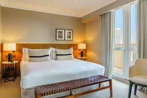 Quarto casal júnior, sacada | Frigobar, cofres nos quartos, escrivaninha