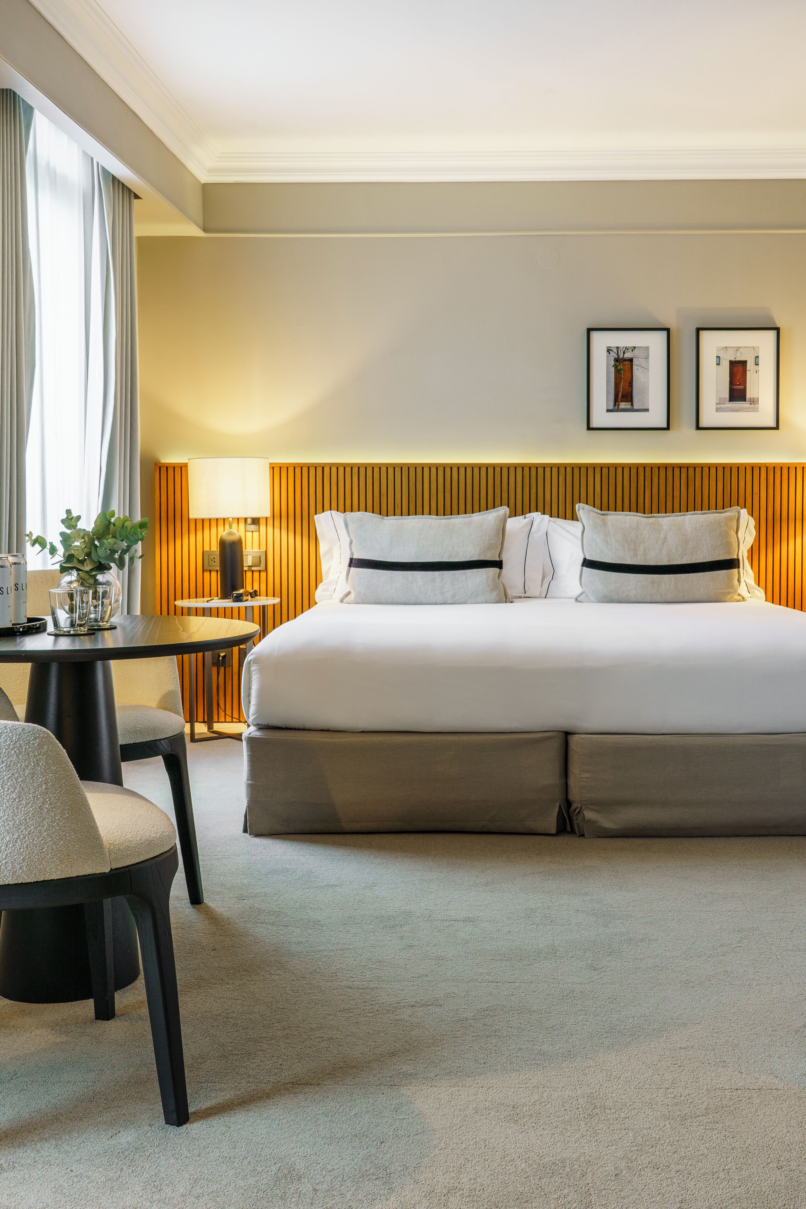 Habitación Premier, vista a la ciudad | Minibar, caja de seguridad en la habitación y escritorio 