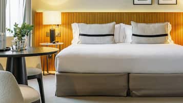 Habitación Premier, vista a la ciudad | Minibar, caja de seguridad en la habitación y escritorio