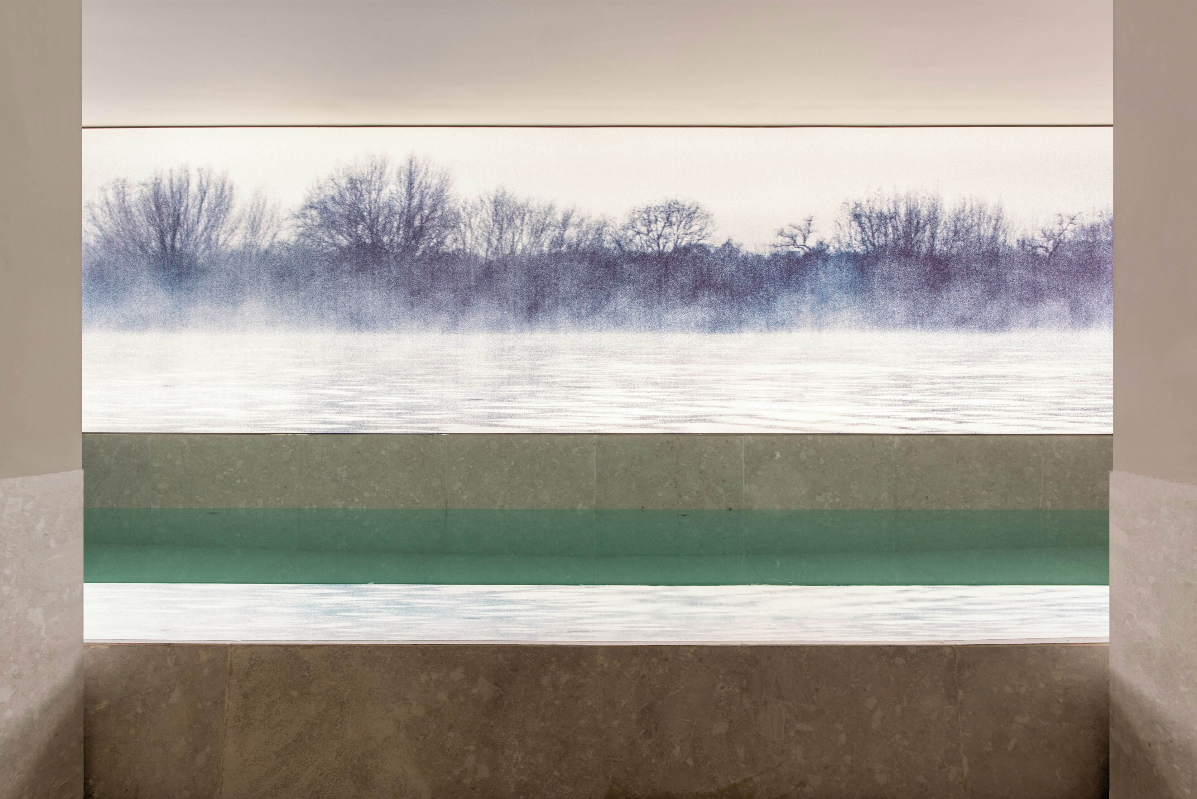 Una pintura de un paisaje sereno con árboles y agua.