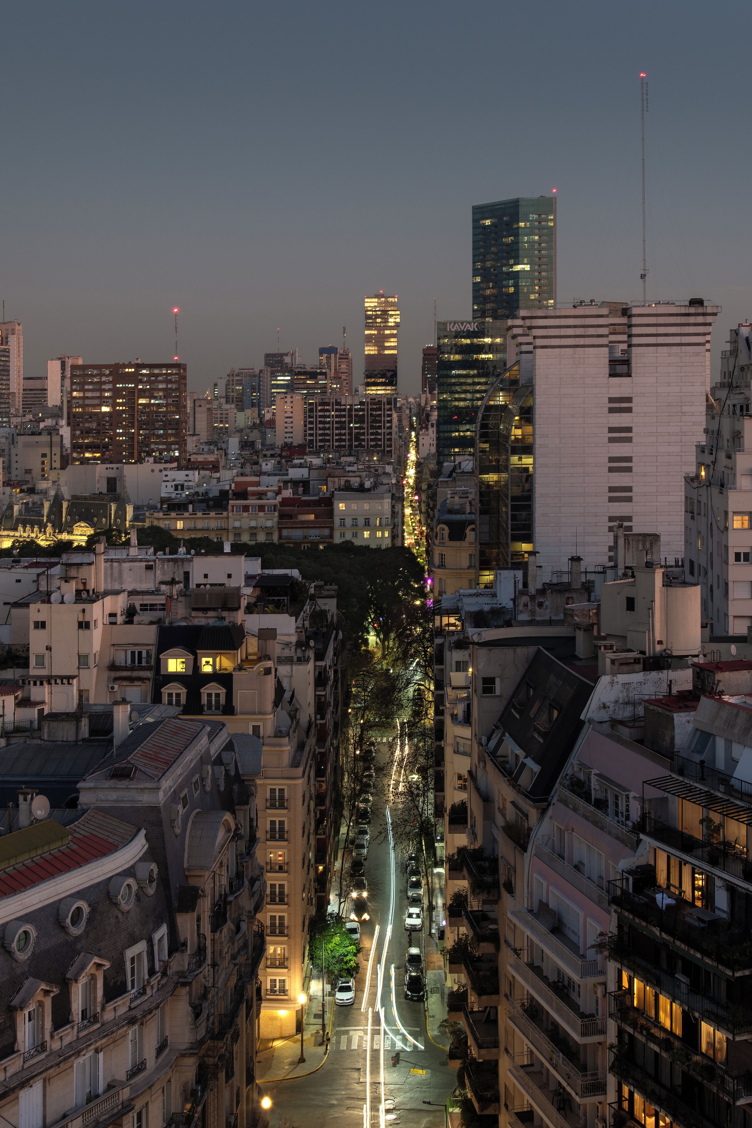 Un paysage urbain comprenant divers types de bâtiments, notamment des immeubles d’habitation à étages élevés et des édifices commerciaux.