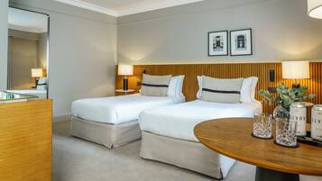 Minibar, caja de seguridad en la habitación y escritorio