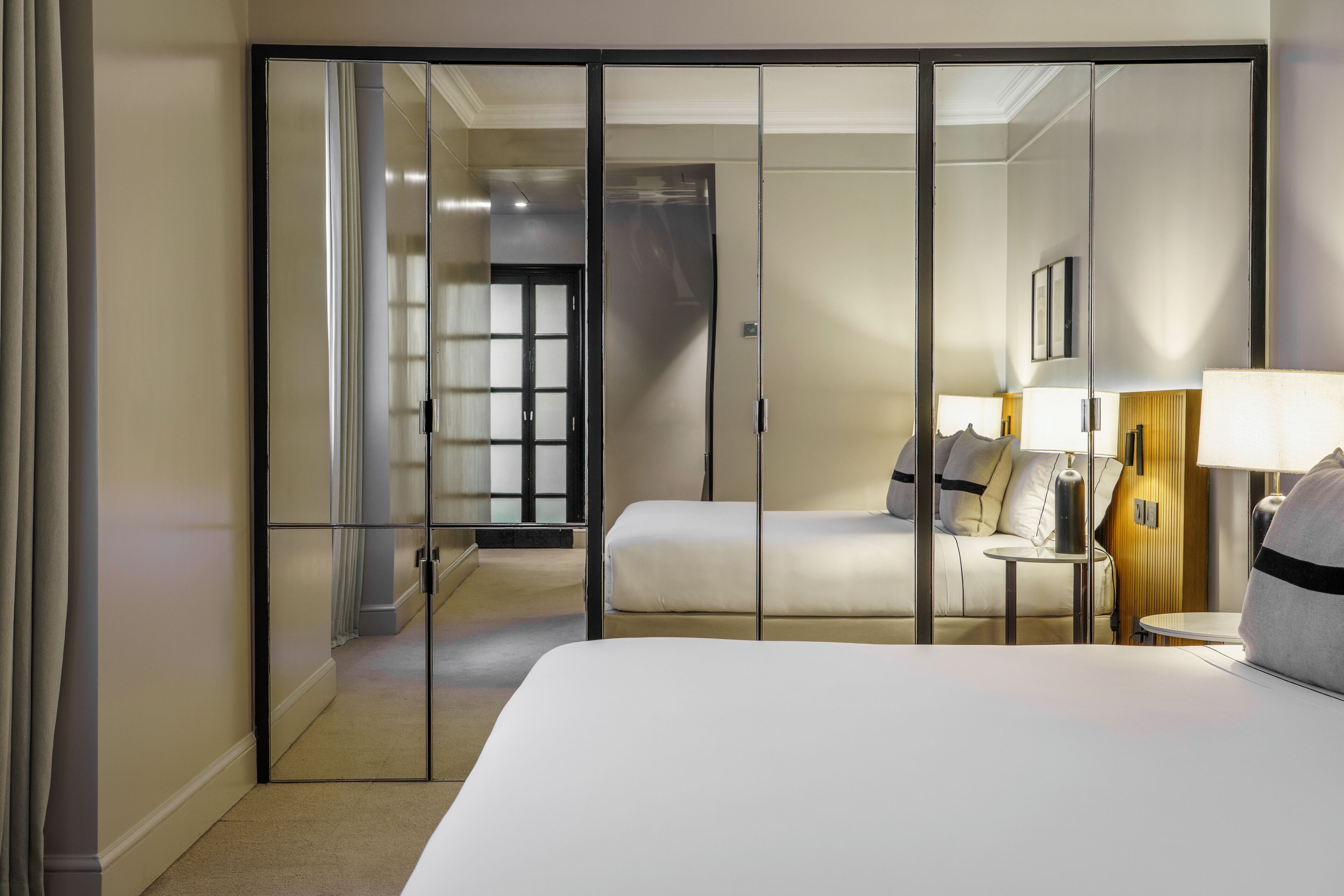 Minibar, caja de seguridad en la habitación y escritorio 