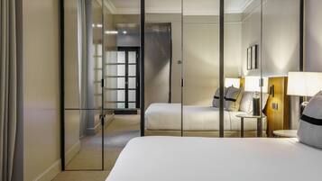 Minibar, caja de seguridad en la habitación y escritorio