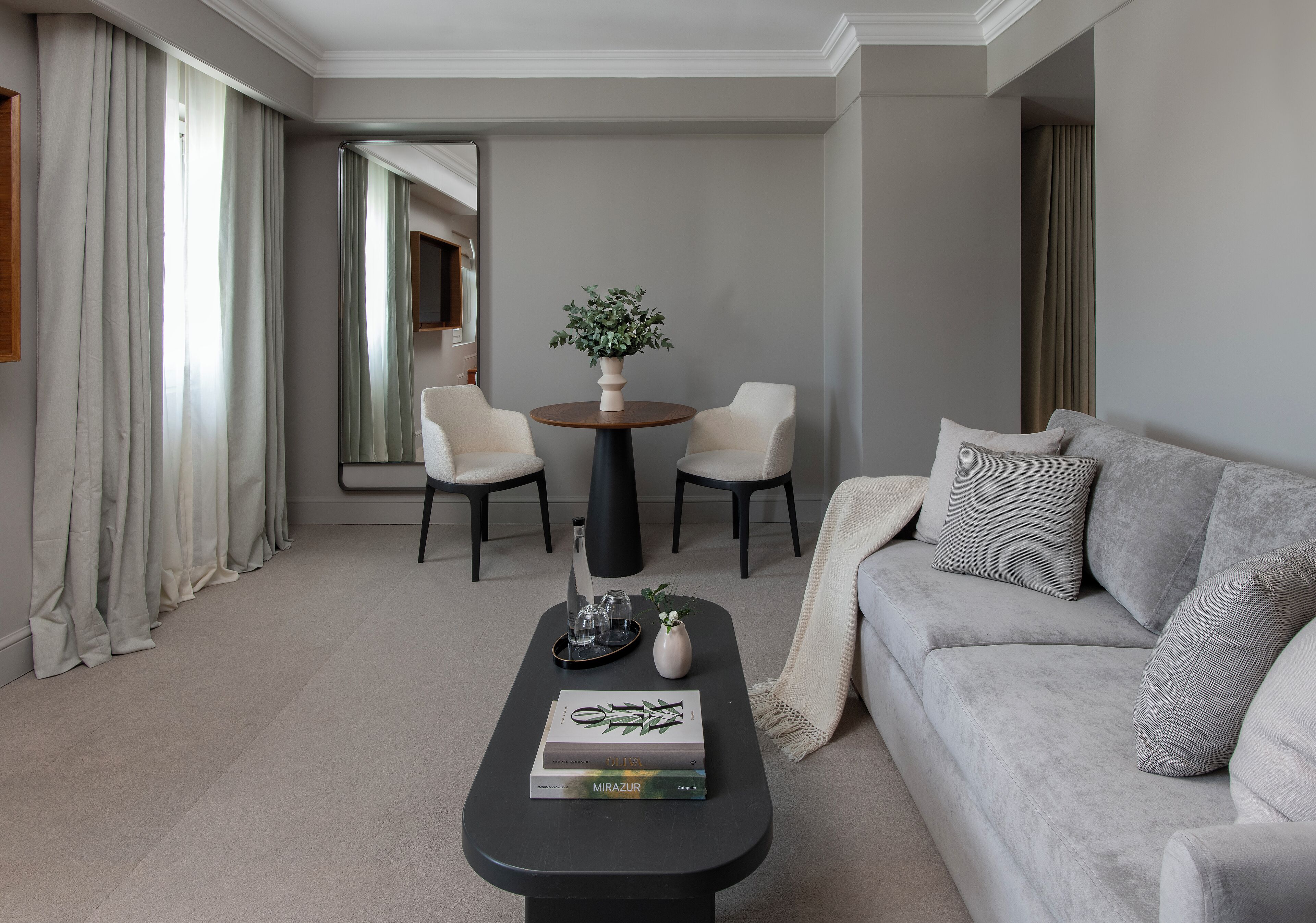 Minibar, caja de seguridad en la habitación y escritorio 