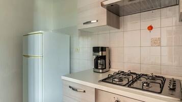 Een koelkast, een kookplaat, een koffiezetapparaat/waterkoker