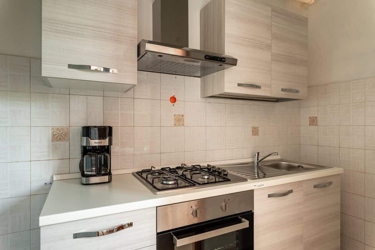 Kühlschrank, Herdplatte, Wasserkocher mit Kaffee-/Teezubehör