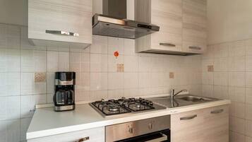 Réfrigérateur, plaque de cuisson, cafetiÚre/bouilloire