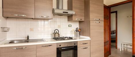 Frigorifero, macchina per tè/caffè, bollitore elettrico