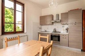 Fridge, stovetop, coffee/tea maker, electric kettle