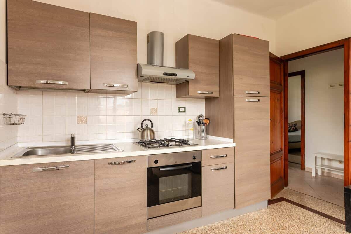 Kühlschrank, Herdplatte, Wasserkocher mit Kaffee-/Teezubehör