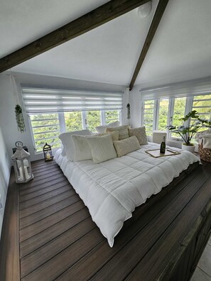 10 makuuhuonetta, tallelokero huoneessa, silitysrauta/-lauta