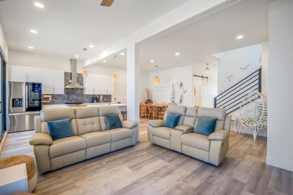 Smart TV, chimenea, videojuegos, libros