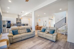 Smart TV, fireplace, video games, books - 1st Row Beachfront - June 2023 Build (Freeport)