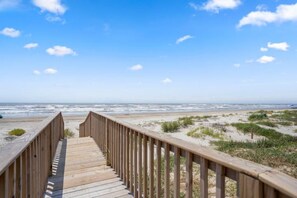 On the beach, sun-loungers, beach towels - 1st Row Beachfront - June 2023 Build (Freeport)