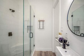 Dusche, umweltfreundliche Kosmetikartikel, Haartrockner, Handtücher