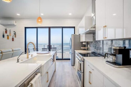 Luxury Beachfront Retreat w Gulf & Wetland Views - Game Room - 4 Decks-Sleeps 16