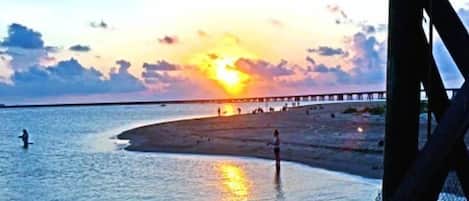 在海滩、沙滩椅、沙滩毛巾