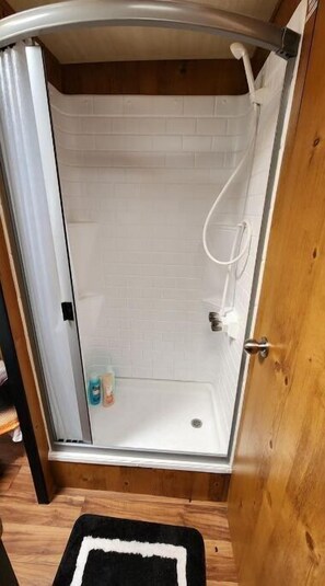 Haartrockner, Handtücher, Seife, Toilettenpapier