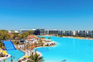 Una piscina al aire libre, una piscina climatizada