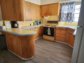 Fridge, microwave, oven, stovetop - Downstairs apt, 2 beds, 3/4 bath, kitchen, washer/dryer.  Walk to restaurants. (Craig)