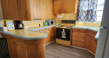 Downstairs apt, 2 beds, 3/4 bath, kitchen, washer/dryer. Walk to restaurants.