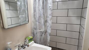 Douche, serviettes fournies, savon, papier toilette