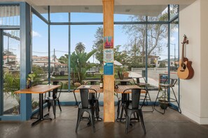 Dining -  ITH Santa Barbara Surf Hostel (Santa Barbara)