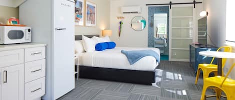 Studio | Hypo-allergenic bedding, down comforters, iron/ironing board, free WiFi