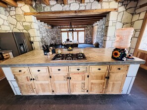 Stort kylskåp, mikrovågsugn, ugn och mixer