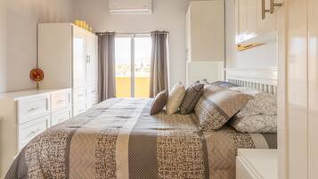 2 bedrooms, desk, travel cot, WiFi