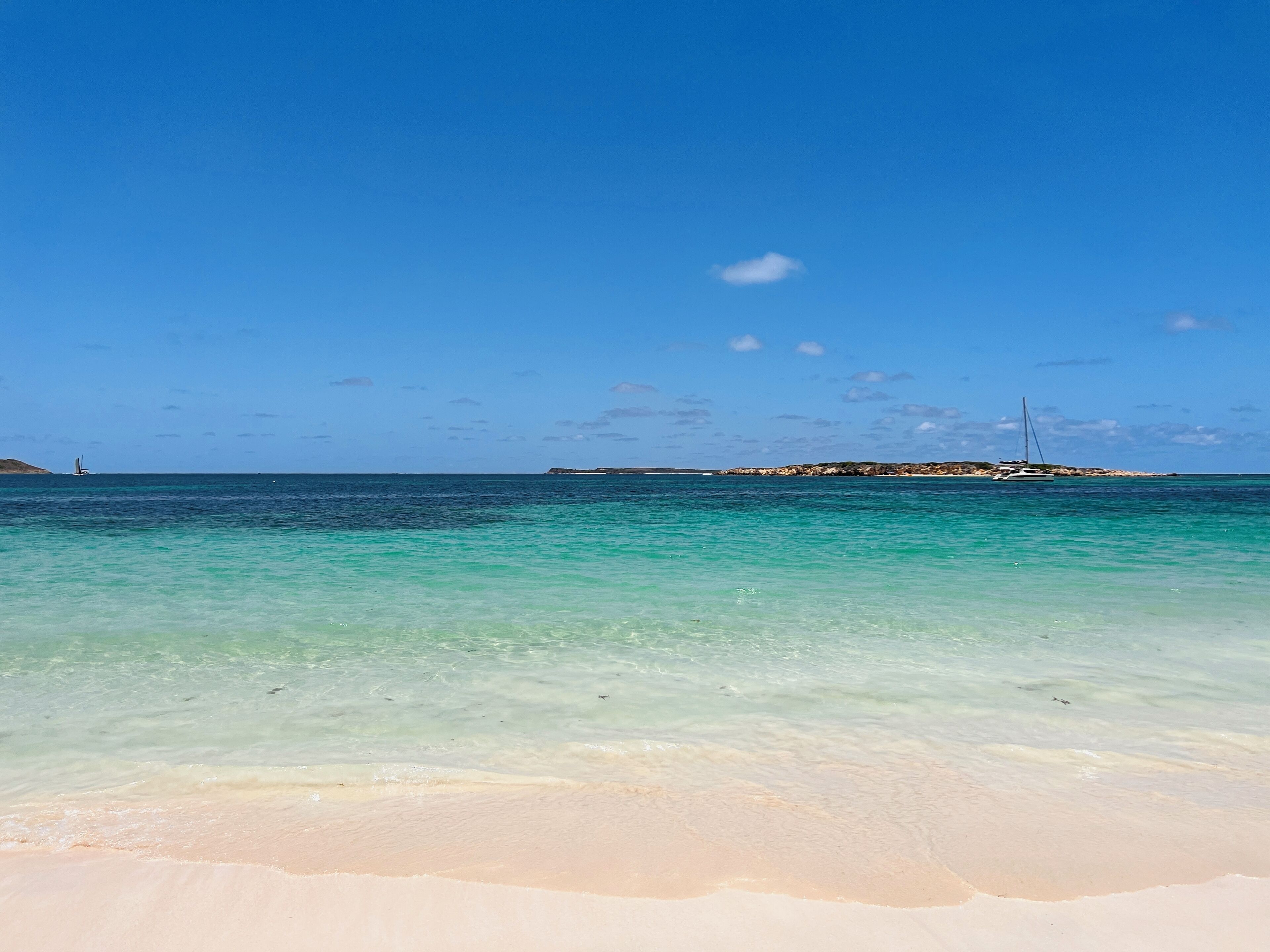 Plage, chaises longues, serviettes de plage