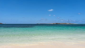 Plage, chaises longues, serviettes de plage