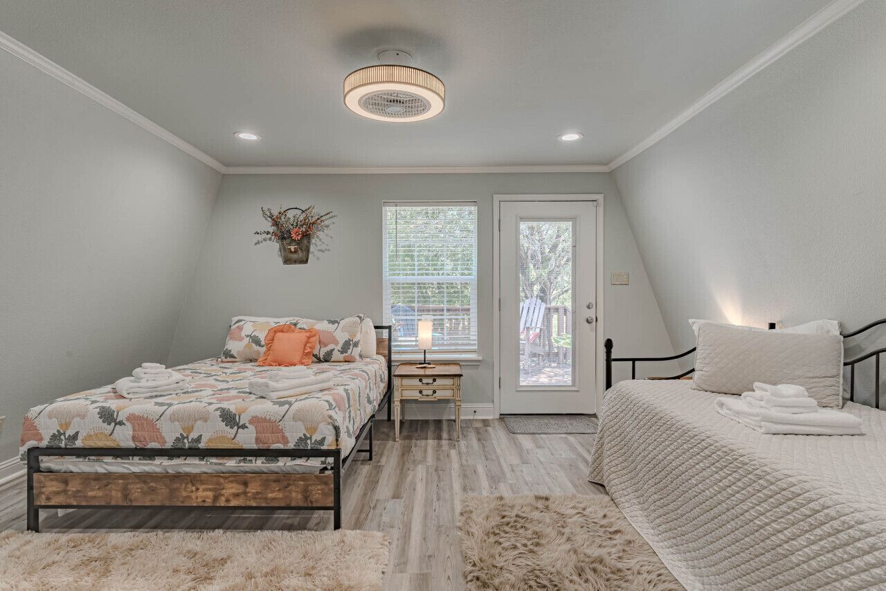 3 bedrooms, desk, iron/ironing board, travel cot