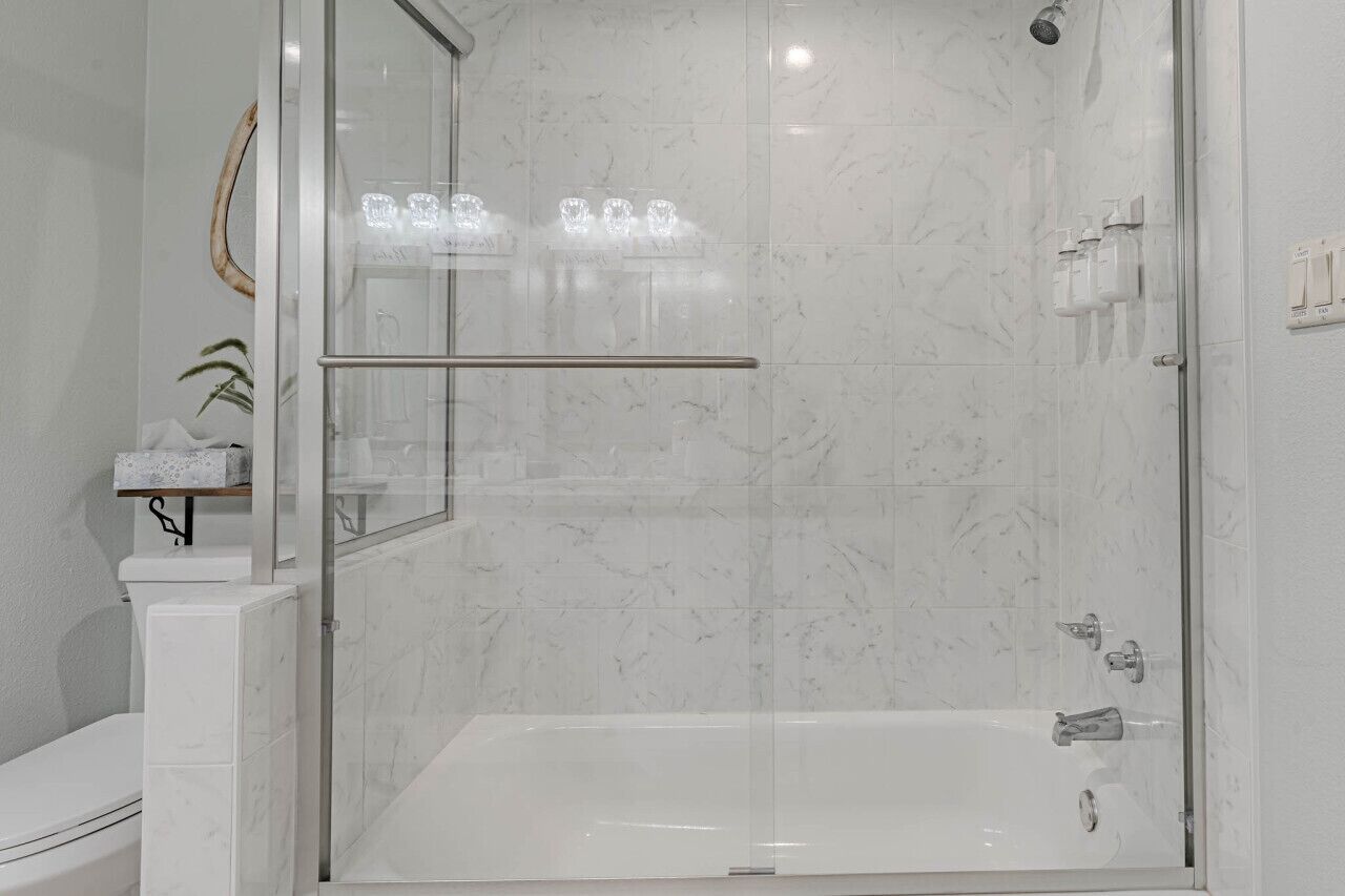 Bathtub / shower combo