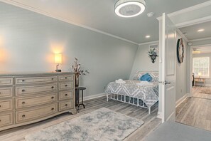 3 bedrooms, desk, iron/ironing board, travel cot