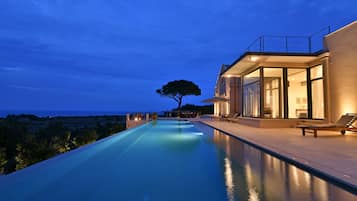 Piscina all'aperto, una piscina riscaldata