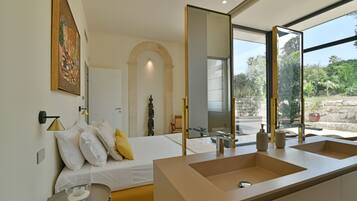 6 camere, una scrivania, ferro/asse da stiro, culla da viaggio