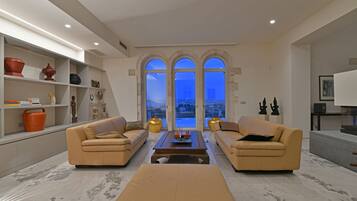 Smart TV, caminetto, lettore DVD, libri