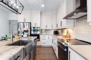 Nhà, nhiều giường (Elysian Shores w/Heated Pool & Option) | Bếp riêng