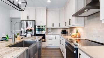 House, Multiple Beds (Elysian Shores w/Heated Pool & Option) | Private kitchen