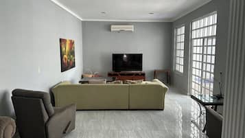 Casa familiar | Área de sala de estar | Televisión de pantalla plana
