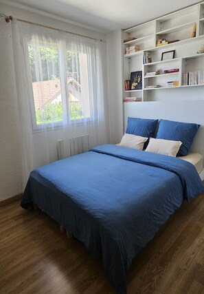 4 slaapkamers, een bureau, reisbedje, gratis wifi